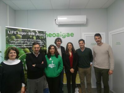 Miembros de la Comisión Europea visitan las instalaciones de Neoalgae para valorar el proyecto LIFE ALGAR – BEE que lidera la pyme asturiana