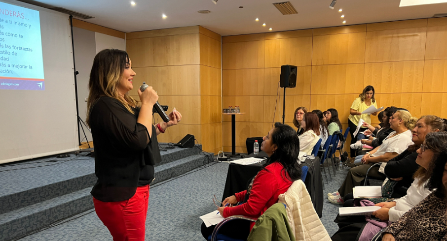 Adela Gall destaca en el Congreso ‘Plenitud en Su Gracia’, impulsando el crecimiento personal de más de 200 mujeres