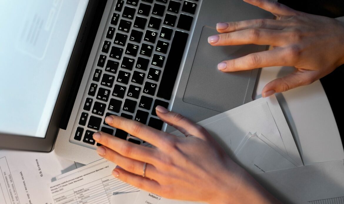 Redkom refuerza su servicio de factura electrónica para autónomos y pymes ante el avance de la digitalización obligatoria