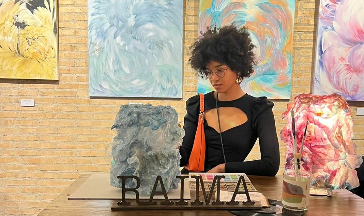 La revelación artística Carmela Sidibé inaugura exposición en la emblemática Raima de Barcelona