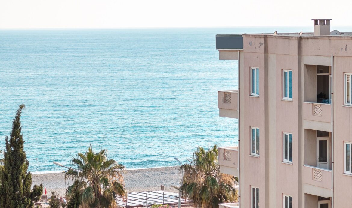 Dos meses de alquiler de verano en la Costa Brava supera los ingresos de un año completo en Girona capital