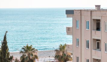 Dos meses de alquiler de verano en la Costa Brava supera los ingresos de un año completo en Girona capital
