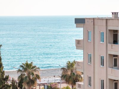 Dos meses de alquiler de verano en la Costa Brava supera los ingresos de un año completo en Girona capital