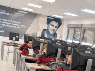 Aulas con historia: el Colegio Juan Pablo II de Parla dedica sus espacios a vidas ejemplares